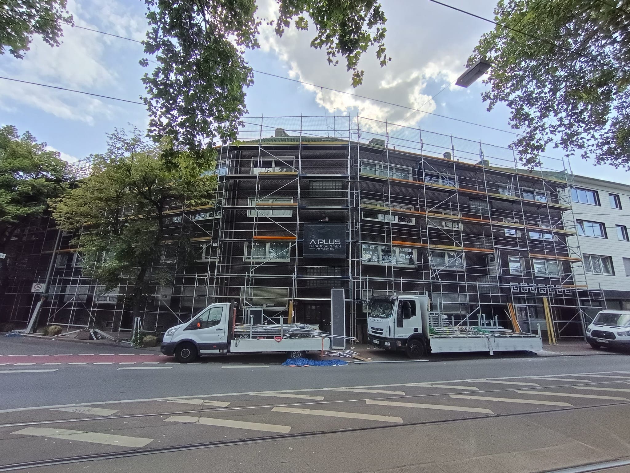 Fassadengerüst der A PLUS Gerüstbau an einem mehrgeschossigen Wohngebäude